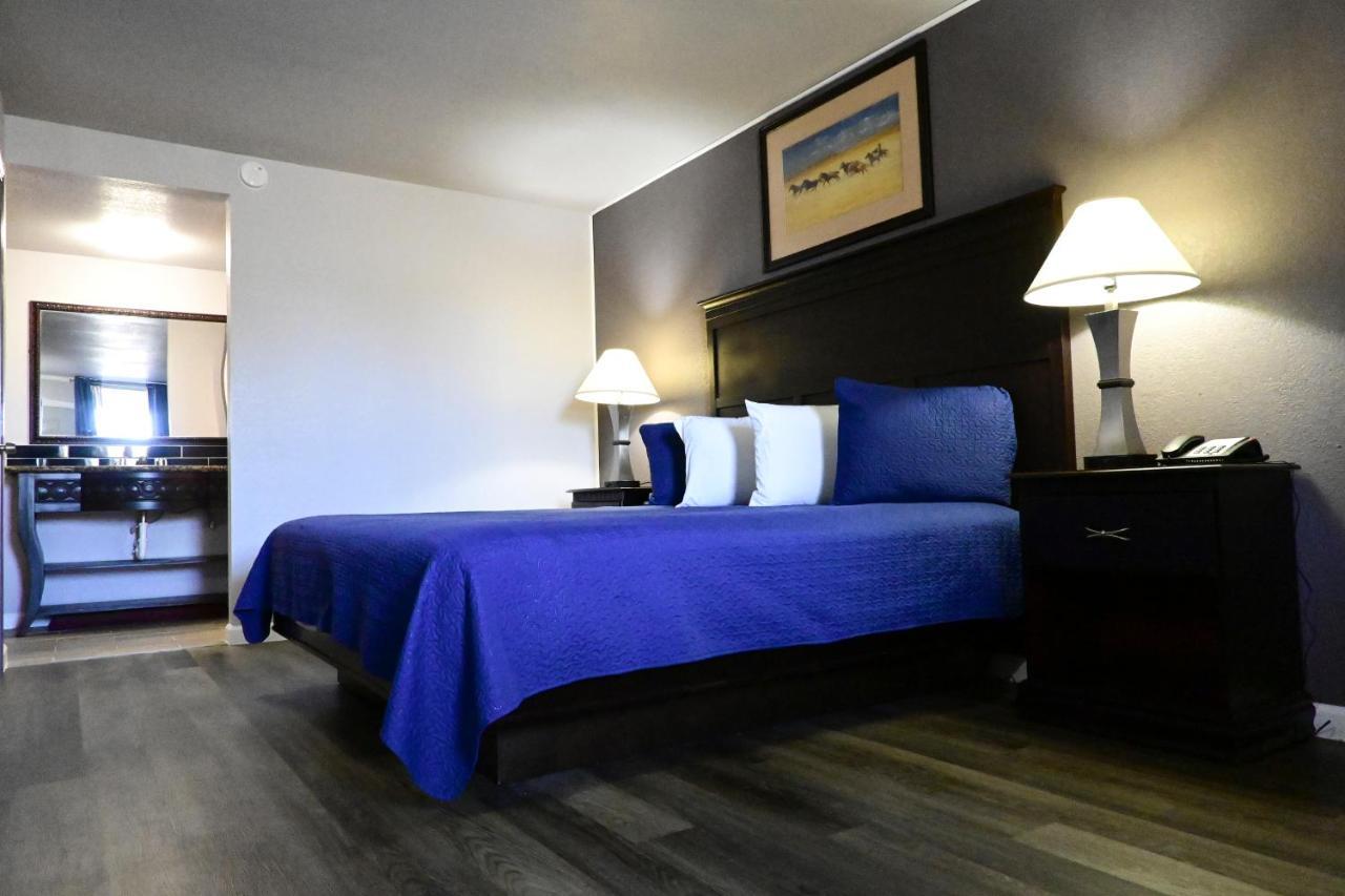 R Nite Star Inn And Suites -Home Of The Cowboys & Rangers アーリントン エクステリア 写真
