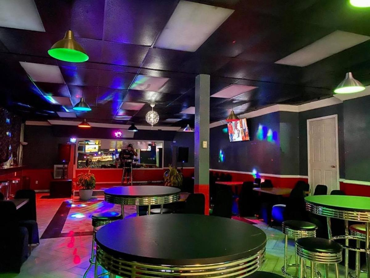 R Nite Star Inn And Suites -Home Of The Cowboys & Rangers アーリントン エクステリア 写真